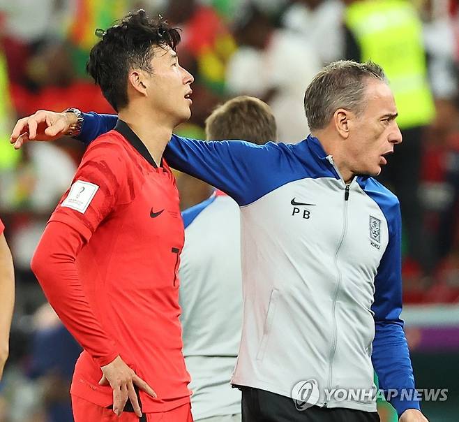 손흥민 위로하는 벤투 감독 (알라이얀=연합뉴스) 김도훈 기자 = 28일 오후(현지시간) 카타르 알라이얀의 에듀케이션 시티 스타디움에서 열린 2022 카타르 월드컵 조별리그 H조 2차전 대한민국과 가나의 경기에서 2-3으로 패한 한국의 벤투 감독이 손흥민을 위로하고 있다. 2022.11.29 superdoo82@yna.co.kr