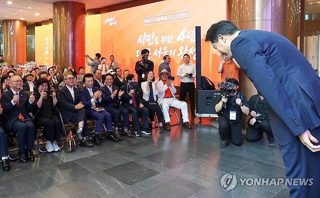 감사 인사하는 오세훈 서울시장 (서울=연합뉴스) 이진욱 기자 = 1일 오세훈 서울시장이 서울시청에서 열린 취임 행사에서 시민들에게 감사 인사를 하고 있다. 2026.7.1 [공동취재] cityboy@yna.co.kr