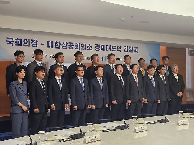'국회의장·대한상공회의소 경제대도약 간담회' (서울=연합뉴스) 김민지 기자 = 1일 서울 중구 대한상의 챔버라운지에서 열린 '국회의장·대한상공회의소 경제대도약 간담회'에서 참석자들이 기념사진을 촬영하고 있다. 2026.7.1 jakmj@yna.co.kr