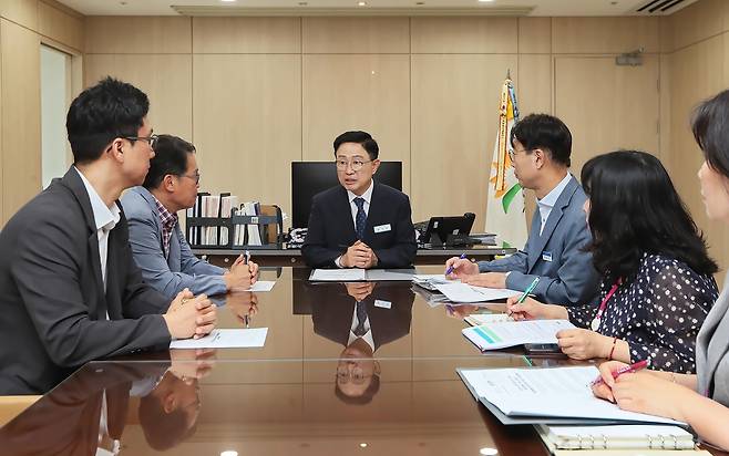 최기찬 금천구청장 취임 최기찬 금천구청장이 1일 1호 결재와 함께 임기를 시작했다. [금천구 제공. 재판매 및 DB 금지]