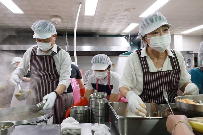 배식 봉사 중인 신용한(왼쪽) 충북도지사와 배우자 [도지사직 인수위원회 제공. 재판매 및 DB 금지]