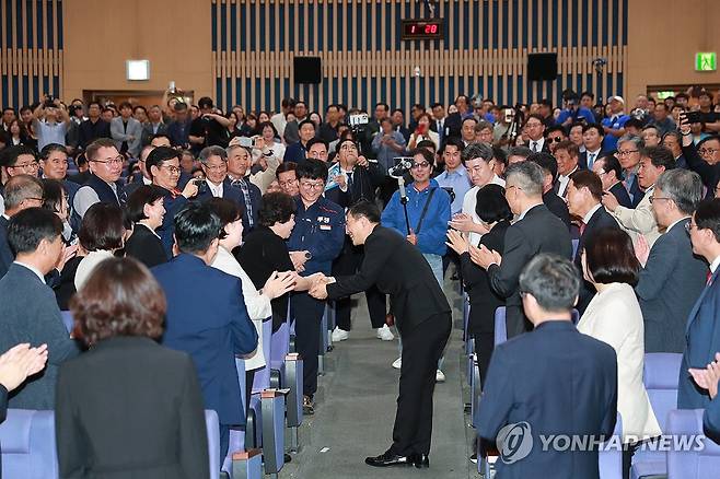 울산시장 취임한 김상욱 (울산=연합뉴스) 1일 울산시청 대강당에서 열린 민선 9기 울산시장 취임식에서 김상욱 시장이 참석자들과 인사하고 있다. 2026.7.1 [울산시 제공. 재판매 및 DB 금지] hkm@yna.co.kr