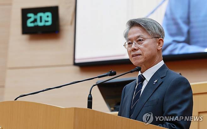 새벽의 다짐 (무안=연합뉴스) 형민우 기자 = 민형배 전남광주통합특별시장이 1일 전남도의회에서 열린 전남광주통합특별시의회 본회의에 참석해 취임사를 낭독하고 있다. 전남광주통합특별시의회는 이날 0시 5분 첫 본회의를 열어 통합특별시 출범에 따른 필수 조례 등을 처리했다. 2026.7.1 minu21@yna.co.kr