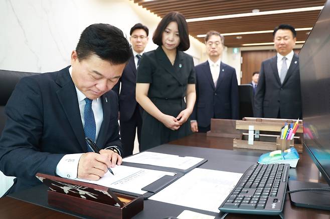 처음 결재하는 신용한 충북도지사 [충북도 제공. 재판매 및 DB 금지]