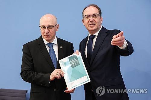 독일 헌법수호청장과 내무장관 (베를린 로이터=연합뉴스) 2026년 6월 30일 기자회견에서 연례 '헌법수호보고서'를 발표하는 시난 셀렌 독일 연방헌법수호청(BfV) 청장과 알렉산더 도브린트 독일 내무장관. (EPA/FILIP SINGER) 2026.7.1.