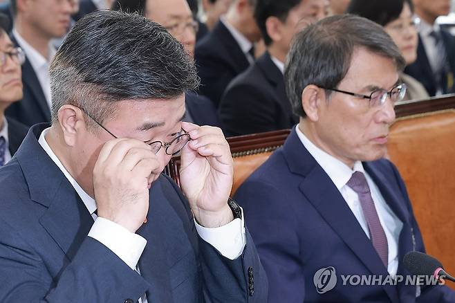 안경 고쳐 쓰는 윤호중 행안장관 (서울=연합뉴스) 신현우 기자 = 윤호중 행정안전부 장관이 1일 국회에서 열린 '제9회 전국동시지방선거 투표용지 부족 사태 등 국민 참정권 침해 진상규명 및 선거관리 개혁을 위한 국정조사 특별위원회' 제3차 전체회의에서 안경을 고쳐쓰고 있다. 오른쪽은 노태악 전 중앙선거관리위원장 2026.7.1 nowwego@yna.co.kr