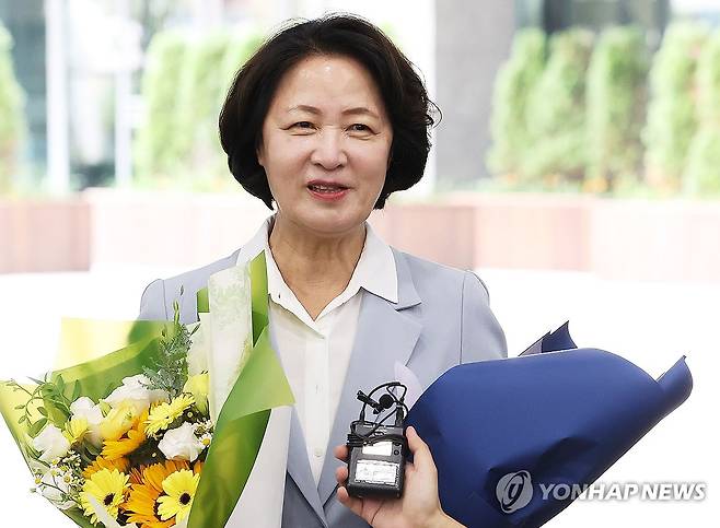 환하게 웃는 추미애 경기도지사 (수원=연합뉴스) 홍기원 기자 = 추미애 경기도지사가 1일 경기도 수원시 영통구 경기도청으로 출근하고 있다. 2026.7.1 xanadu@yna.co.kr