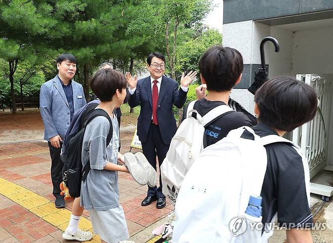 오석진 대전교육감, 등굣길 인사 (대전=연합뉴스) 오석진 대전교육감이 임기 첫날인 1일 오전 대전선유초에서 등교하는 학생들과 인사를 나누고 있다. 2026.7.1 [대전시교육청 제공. 재판매 및 DB 금지] coolee@yna.co.kr