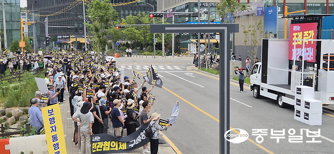 2일 오전 LH의왕과천사업본부 인근 보도에서 데이터센터 건립 반대를 요구하는 시위가 진행 중인 모습. 하재홍 기자