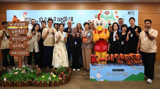 송미령 장관과 방송인 홍석천 씨 등이 이날 K-치킨벨트의 성공적 안착을 소망하는 퍼포먼스 사진 촬영에 임하고 있다.