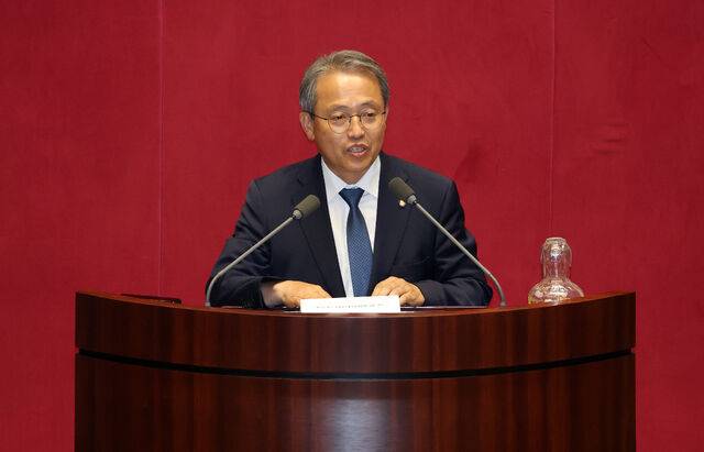◇30일 국회 본회의에서 과학기술정보방송통신위원장으로 선출된 더불어민주당 송기헌 의원이 당선인사를 하고 있다. 연합뉴스