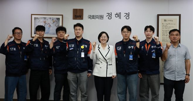 고려아연 노조 이은선 위원장과 강윤규 부위원장, 전형렬 사무국장 등 집행부는 지난 1일 진보당 정혜경 국회의원실을 방문해 정혜경 국회의원과 조용한 보좌관, 윤장혁 울산시당 부위원장과 'MBK의 고려아연 적대적 인수 시도' 현황을 공유하는 등 간담회를 가졌다. 고려아연 노조 제공