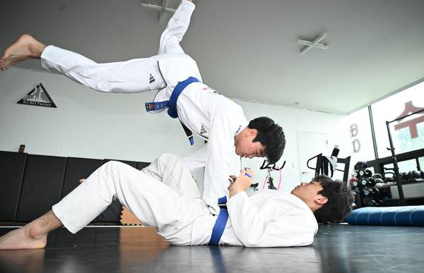 거제공업고등학교 2학년 박현규 학생이 체육관에서 스파링 훈련을 하며 상대를 제압하고 있다. 작은 체격을 극복한 빠른 스피드와 기술이 그의 가장 큰 강점이다. /김구연 기자