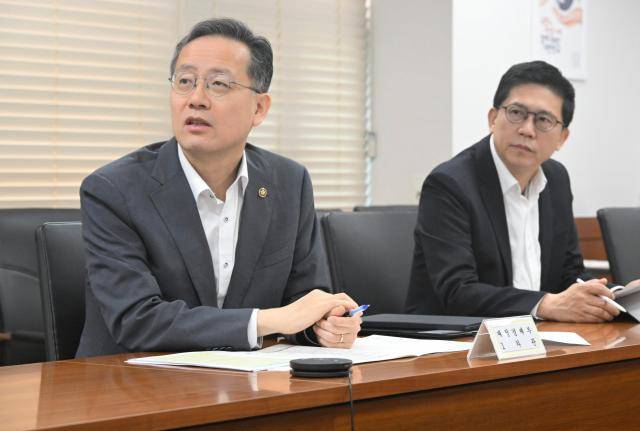 이형일 재정경제부 차관(왼쪽)이 7월 2일 서울 종로구 정부서울청사에서 열린 '제71차 물가관계차관회의'를 주재, 모두발언을 하고 있다. [사진=재정경제부]