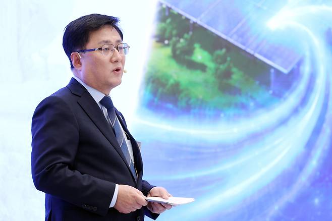 ▲김성환 기후에너지환경부 장관이 지난달 29일 청와대에서 이재명 대통령 주재로 열린 3대 메가프로젝트 국민보고회에서 호남 반도체 클러스터 등에 물과 전기 공급 방안을 발표하고 있다. (사진=연합뉴스)