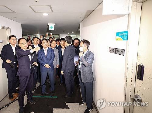 올림픽공원 개표소 내부 들어간 선관위 국조특위(서울=연합뉴스) 국회 '제9회 전국동시지방선거 투표용지 부족 사태 등 국민 참정권 침해 진상규명 및 선거관리 개혁을 위한 국정조사 특별위원회' 위원장인 국민의힘 윤상현 의원 등 특위 위원들이 2일 현장 조사를 위해 서울 송파구 올림픽공원 핸드볼경기장 개표소를 방문, 내부를 둘러보고 있다. 2026.7.2 [국회사진기자단] photo@yna.co.kr
