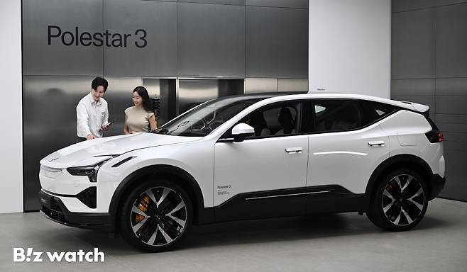 2일 오전 서울 강남구 폴스타 스페이스 서울에서 열린 플래그십 SUV '폴스타 3(Polestar 3)' 국내 출시 미디어 행사에서 신차가 공개되고 있다./사진=이명근 기자 qwe123@