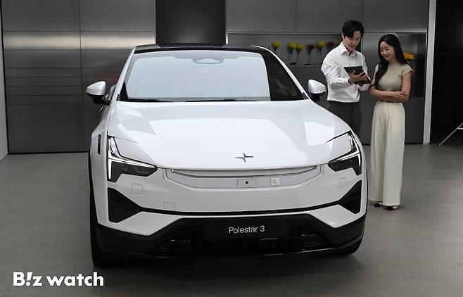 2일 오전 서울 강남구 폴스타 스페이스 서울에서 열린 플래그십 SUV '폴스타 3(Polestar 3)' 국내 출시 미디어 행사에서 신차가 공개되고 있다./사진=이명근 기자 qwe123@