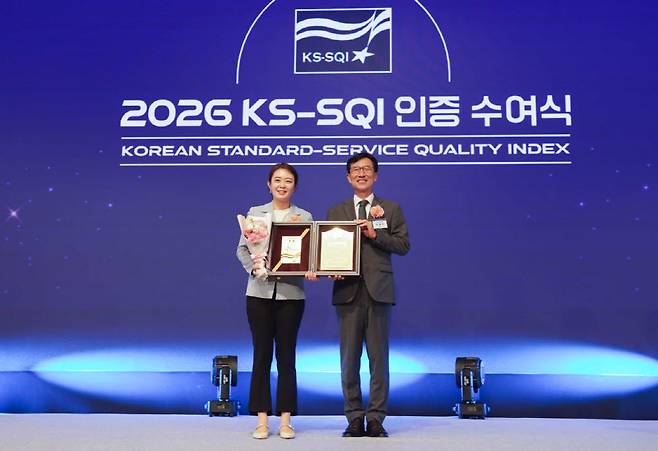 이혜연 SKT 고객가치혁신실장(왼쪽)이 한국표준협회가 주관하는 2026년도 한국서비스품질지수(KS-SQI) 인증 수여식에서 수상 후 기념 촬영하는 모습. 사진=SK텔레콤