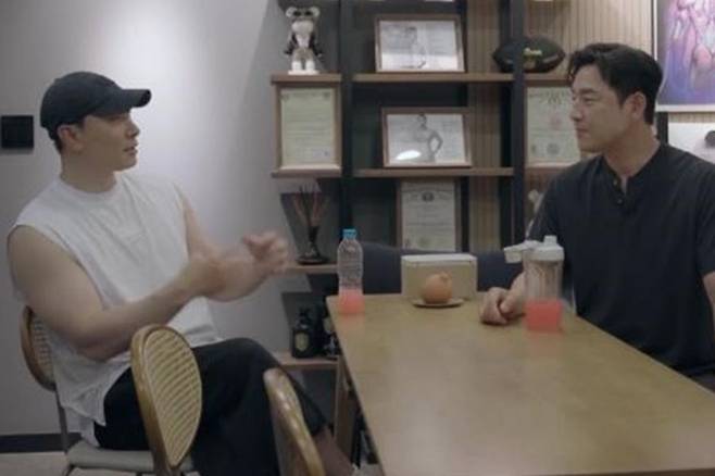 Singer and producer Rhymer will appear on Channel As Newlywed Class 2 to share his daily life and candid feelings since his divorce from Ahn Hyun-mo. Rhymer is expected to draw viewers attention by revealing his inner thoughts—that while his life is comfortable, he feels lonely.On the show, Rhymer demonstrates his unwavering commitment to self-care by coaching his close friend Kim Sung-soo in his workout routine. Rhymer shared that he maintains a disciplined daily routine, including cooking his own meals at home.Later, during a gathering with Kim Sung-soo and Park So-yoon, Rhymer discovers an unexpected commonality with Park So-yoon and strikes up a conversation with her. During this exchange, Kim Seong-su is expected to react with a touch of jealousy, sparking laughter on set.Rhymer married Ahn Hyun-mo in 2017 but announced their divorce in 2023. Expectations are high that he will candidly share his current situation and honest feelings following the divorce in this episode.
