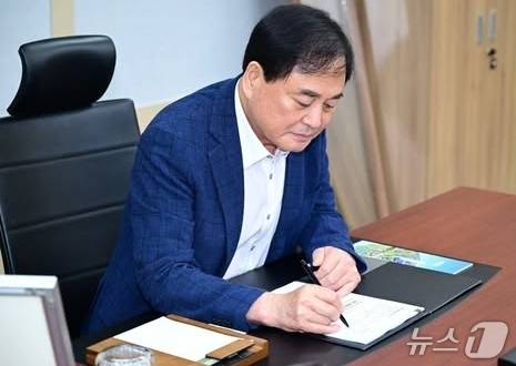 배낙호 김천시장이 지난 1일 민선 9기 1호 결재를 하고 있다. (김천시 제공. 재판매 및 DB금지)/뉴스1