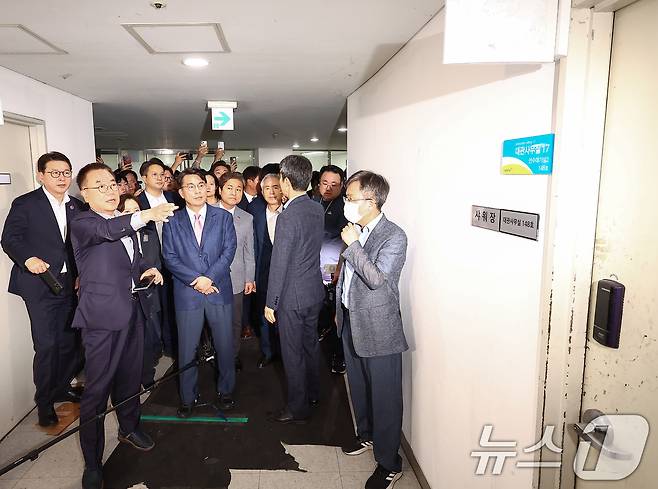 6·3 지방선거 투표용지 부족 사태를 조사 중인 윤상현 국회 국정조사특별위원회 위원장을 비롯한 위원들이 2일 서울 송파구 올림픽공원 내 개표소 내부를 둘러보고 있다. 2026.7.2 ⓒ 뉴스1 국회사진기자단
