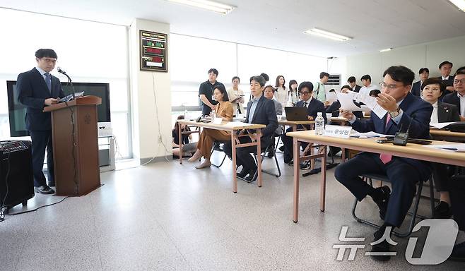 김남훈 송파구선거관리위원회 사무국장 직무대리가 2일 오전 서울 송파구 선거관리위원회에서 열린 '투표용지 부족 사태 관련 현장보고회'에서 브리핑을 하고 있다. 2026.7.2 ⓒ 뉴스1 국회사진기자단