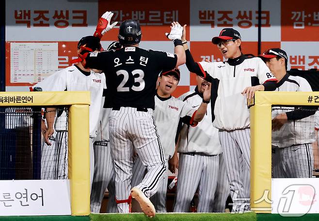 2일 서울 구로구 고척스카이돔에서 열린 '2026 신한은행 SOL KBO리그' LG 트윈스와 키움 히어로즈의 경기, 5회초 1사 상황에서 LG 오스틴이 홈런을 친 뒤 동료들의 축하를 받고 있다., 2026.7.2 ⓒ 뉴스1 이호윤 기자