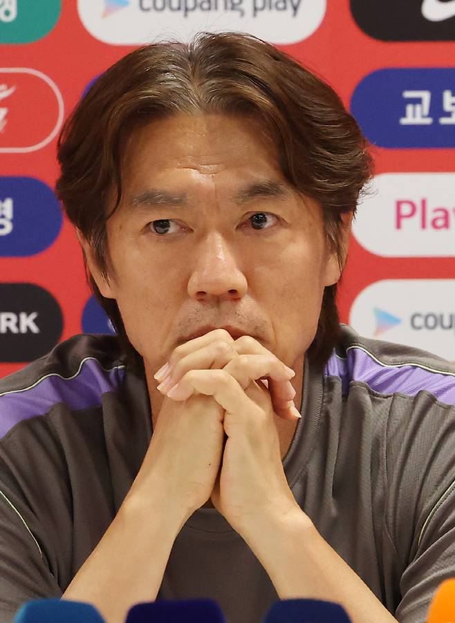 기자 질문 듣는 홍명보 감독      (사포판[멕시코 할리스코주]=연합뉴스) 최재구 기자 = 2026 북중미 월드컵 A조 조별리그 3차전에서 남아공에 패해 32강 합류를 위해 다른 조의 결과를 기다리고 있는 한국 축구국가대표팀이 25일(현지시간) 팀 베이스캠프인 멕시코 과달라하라로 돌아와 사포판 치바스 바예 베르데에서 회복훈련을 했다. 훈련에 앞서 갖은 기자회견에서 홍명보 감독이 기자의 질문을 듣고 있다. 2026.6.26      jjaeck9@yn.a.co.kr  (끝)      <저작권자(c) 연합뉴스, 무단 전재-재배포, AI 학습 및 활용 금지>