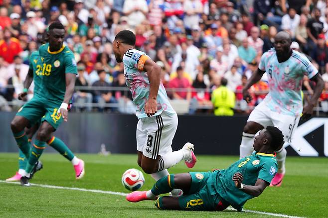 Senegal's Lamine Camara, right, tackles Belgium's Youri Tielemans (8) resulting in a penalty kick for Belgium during the World Cup round of 32 soccer match between Belgium and Senegal in Seattle, Wednesday, July 1, 2026. (AP Photo/Manu Fernandez)<저작권자(c) 연합뉴스, 무단 전재-재배포, AI 학습 및 활용 금지>