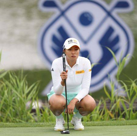 박예지가 롯데 오픈 1라운드 12번 홀에서 신중하게 그린을 읽고 있다. KLPGA 제공