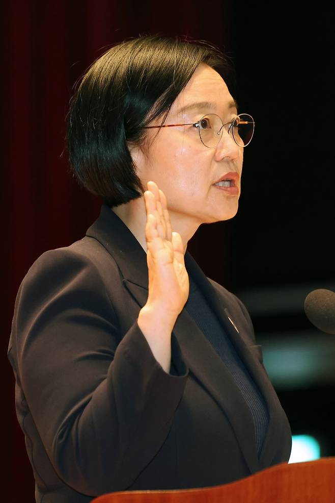 한성숙 국무총리가 2일 오전 세종시 정부세종청사에서 열린 취임식에서 선서하고 있다. /연합뉴스