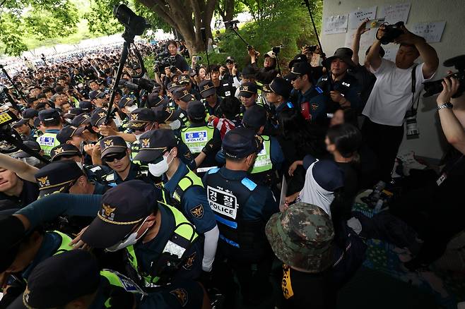 2일 국회 '제9회 전국동시지방선거 투표용지 부족 사태 등 국민 참정권 침해 진상규명 및 선거관리 개혁을 위한 국정조사 특별위원회' 현장 조사가 예정된 서울 송파구 올림픽공원 핸드볼경기장 개표소에서 투표용지 부족 사태 관련 시위 참가자들이 스크럼을 짜고 있다. /연합뉴스