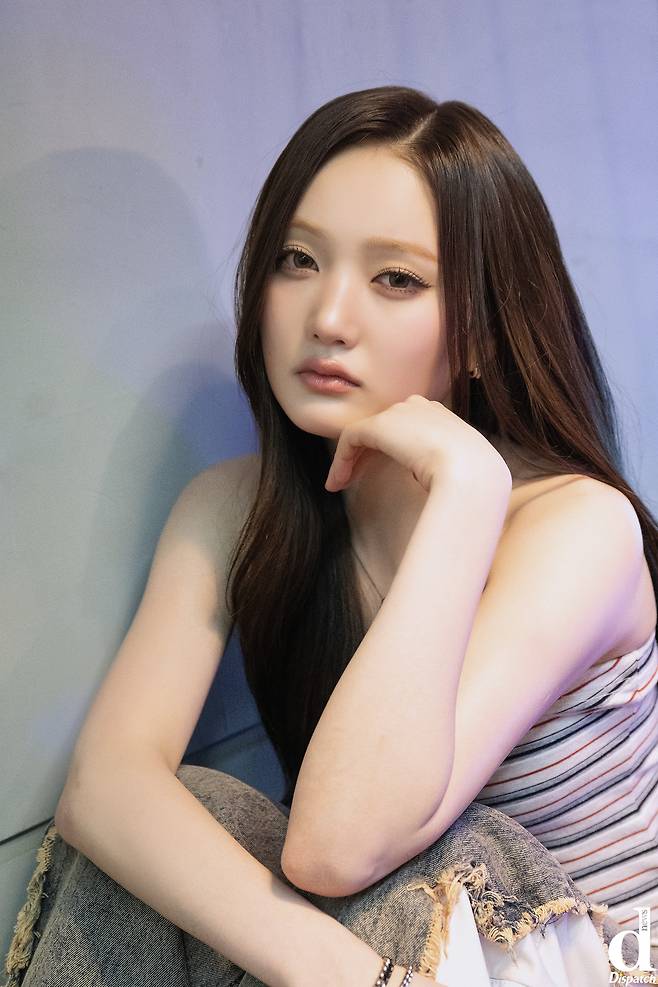 Yui, a member of the group Keyveatz, exuded a cat-like, aloof charm at a promotional event celebrating the release of their debut EP, OXY_GEN. Through this promotional run, Yui captivated fans by showcasing her diverse charms.