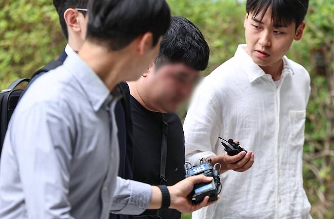 6·3 지방선거 투표용지 부족 사태에 항의하며 잠실 개표소에서 경찰을 폭행한 혐의를 받는 20대 남성이 2일 서울동부지방법원에서 열리는 구속 전 피의자심문(영장실질심사)에 출석하고 있다. 2026.7.2 뉴스1