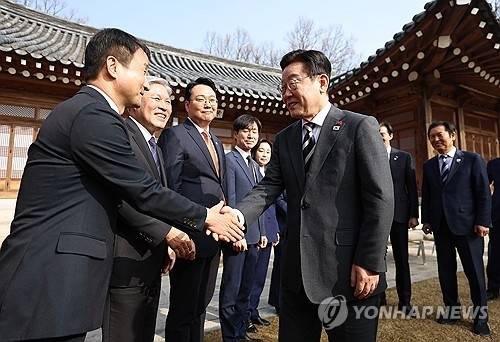 이재명 대통령이 지난 1월 16일 청와대 상춘재에서 열린 정당 지도부 초청 오찬에서 더불어민주당 한병도 원내대표를 비롯한 참석자들과 인사하고 있다. 연합뉴스