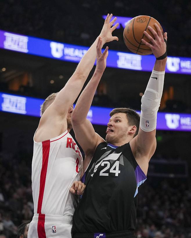 <yonhap photo-5517=""> Utah Jazz center Walker Kessler (24) shoots as Houston Rockets center Jock Landale (2) blocks during the first half of an NBA basketball game Thursday, March 27, 2025, in Salt Lake City. (AP Photo/Bethany Baker)/2025-03-28 11:33:40/ <저작권자 ⓒ 1980~2025 ㈜연합뉴스. 무단 전재 재배포 금지, AI 학습 및 활용 금지></yonhap>