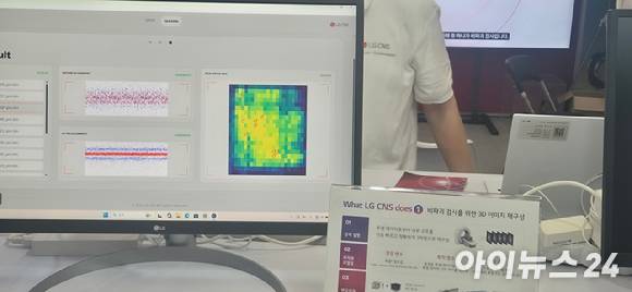 LG CNS 관계자가 2일 서울 동대문디자인플라자(DDP)에서 열린 '퀀텀코리아 2026'에서 양자컴퓨팅을 활용한 비파괴 검사용 3차원(3D) 이미지 재구성 기술을 시연하고 있다. [사진=서효빈 기자]