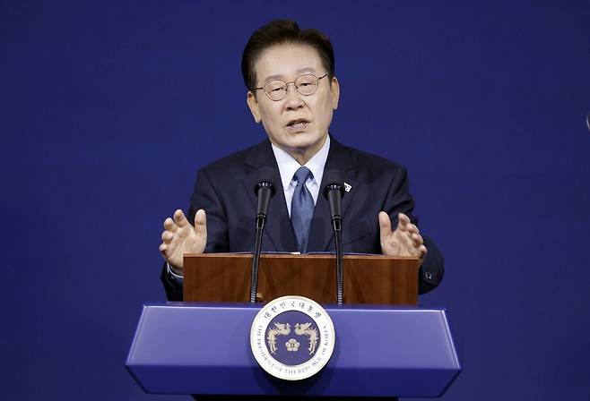 이재명 대통령이 2일 충남 아산시에서 열린 충청권 첨단산업 발전비전 국민보고회에서 축사를 하고 있다.연합뉴스