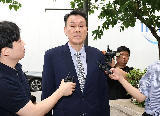 김명수 전 합동참모본부 의장이 내란중요임무종사 등 혐의 피의자 조사를 받기 위해 지난달 22일 경기 과천 권창영 2차 종합 특별검사팀으로 출석하며 취재진의 질문을 받고 있다. 연합뉴스