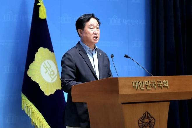 ▲ 김준혁 더불어민주당 의원이 2일 '배재고등학교 이효준 교장 즉각 사퇴 및 사과 촉구 기자회견'을 하고 있다. [김준혁 의원 페이스북]