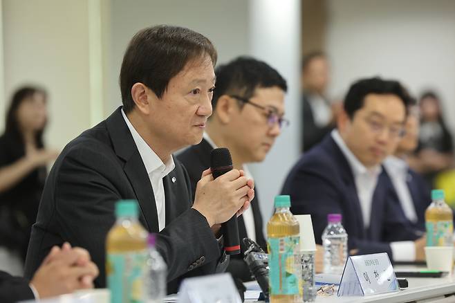 이찬진 금감원장이 2일 가상자산사업자 최고경영자(CEO)들과 간담회에서 발언하고 있다. 연합뉴스