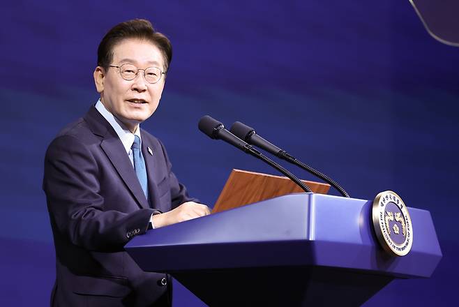 이재명 대통령이 오늘(2일) 충남 아산시에서 열린 충청권 첨단산업 발전비전 국민보고회에서 축사를 하고 있다. / 사진=청와대통신사진기자단