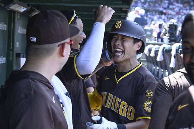 샌디에이고 파드리스의 송성문이 2일 시카고 컵스와 MLB 경기에서 5회 홈런을 터트린 뒤 기뻐하고 있다. 로이터연합뉴스