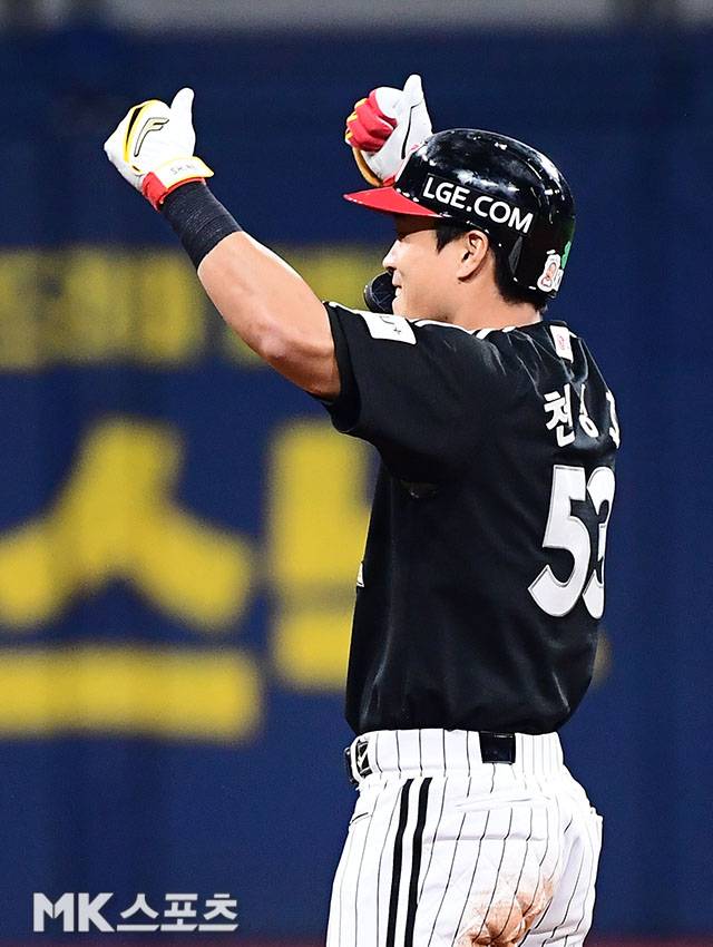 1일 오후 서울 고척스카이돔에서 ‘2026 신한 SOL KBO 리그’ LG 트윈스와 키움 히어로즈 경기가 열렸다. 8회초 1사 1, 2루에서 대타로 나온 LG 천성호가 또 다시 앞서가는 1타점 2루타를 치고 진루하고 있다. 사진(고척 서울)=김영구 기자