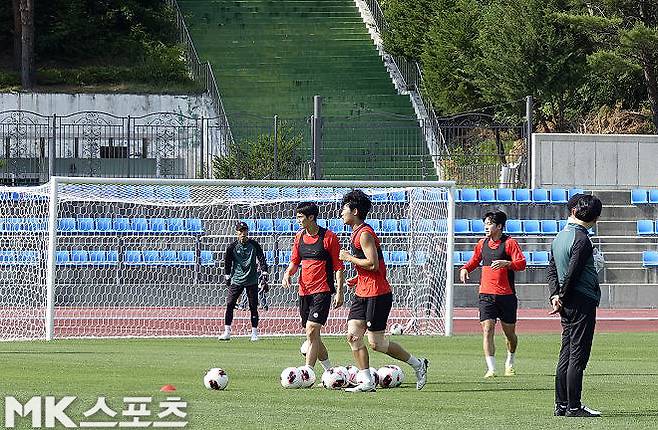 훈련 중인 강원 FC 선수들. 사진=이근승 기자