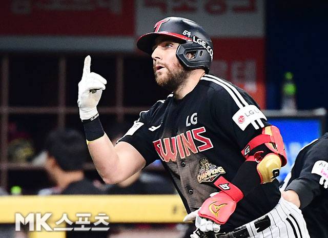1일 오후 서울 고척스카이돔에서 ‘2026 신한 SOL KBO 리그’ LG 트윈스와 키움 히어로즈 경기가 열렸다. 5회초 2사 2루에서 LG 오스틴이 키움 선발 알칸타라를 상대로 또 다시 앞서가는 시즌 25호 우월 투런홈런을 치고 그라운드를 돌고 있다. 사진(고척 서울)=김영구 기자