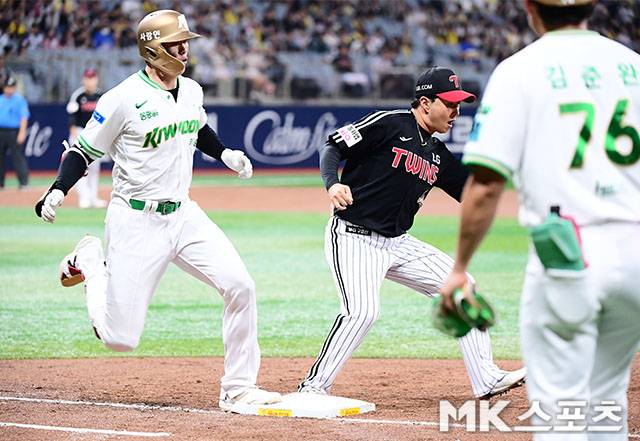 1일 오후 서울 고척스카이돔에서 ‘2026 신한 SOL KBO 리그’ LG 트윈스와 키움 히어로즈 경기가 열렸다. 3회말 선두타자로 나온 키움 임병욱이 1루 땅볼을 치고 전력질주, 내야안타를 만들고 있다. 사진(고척 서울)=김영구 기자
