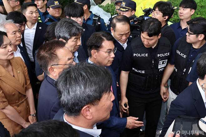 윤상현 위원장 등 국조특위 위원들이 2일 오후 개표소 현장조사를 위해 서울 송파구 올림픽공원 핸드볼경기장으로 진입하고 있다. /사진=뉴스1