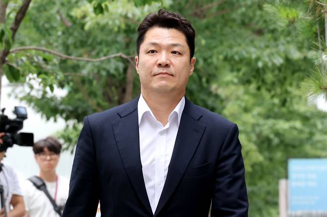 김건희 여사의 '도이치모터스 주가조작' 사건의 주임 검사였던 최재훈 전 서울중앙지검 반부패수사2부장이 2일 오전 경기 과천 2차 종합특검 사무실에 피의자 신분으로 조사를 받기 위해 출석하고 있다. /사진=뉴스1